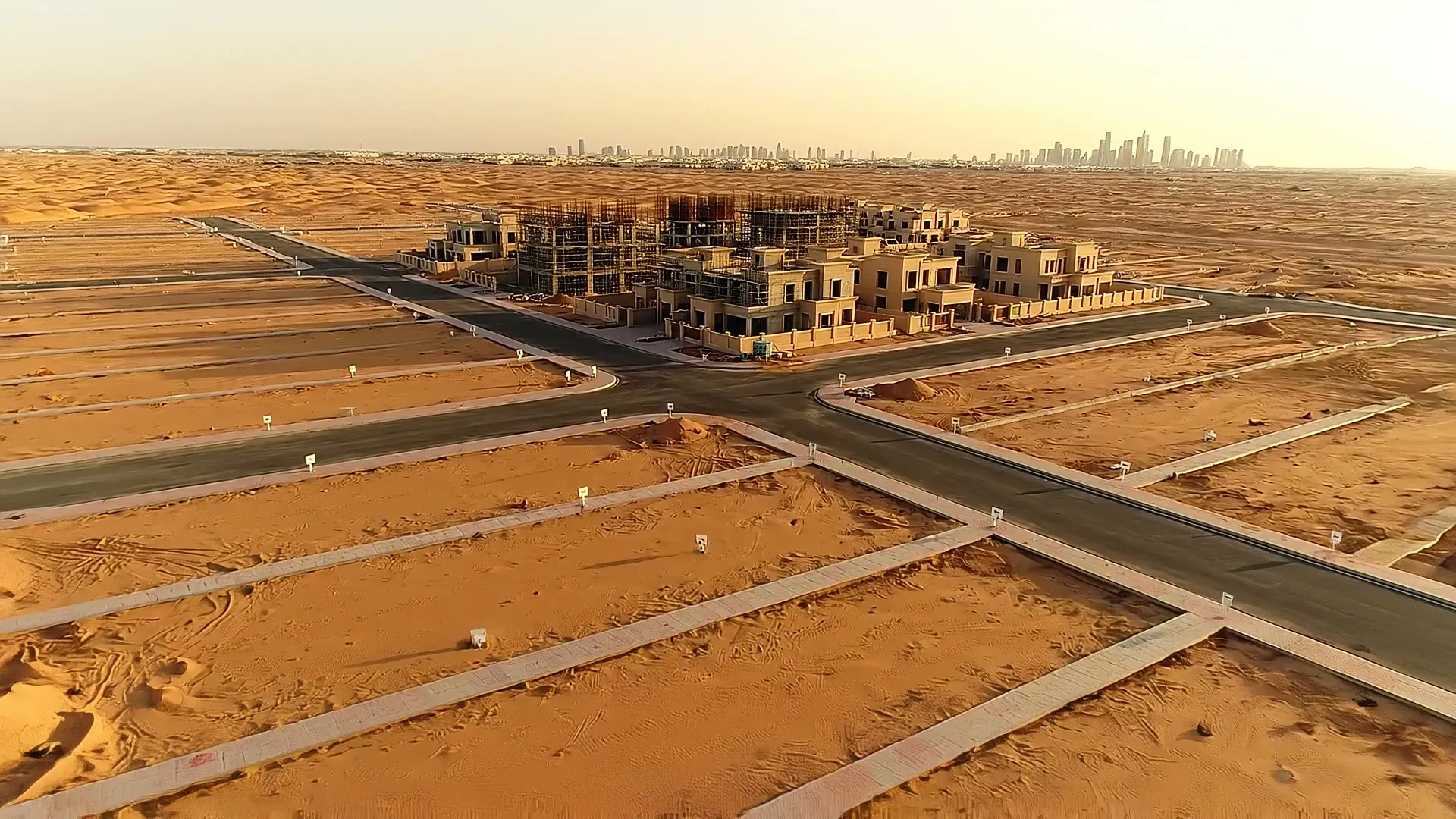 منظر جوي لأراضٍ سكنية مخططة على أطراف الرياض